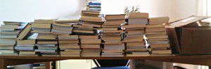 Una scrivania da ufficio colma di libri